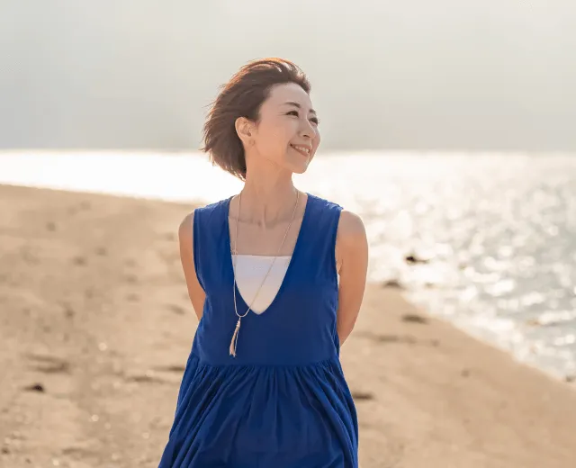 海辺を歩く女性