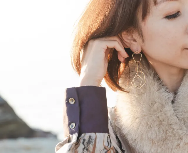 イヤリングをつける女性